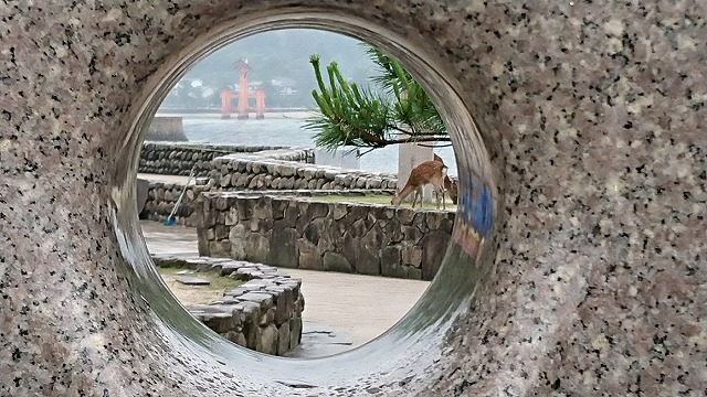 厳島神社世界遺産登録の記念碑の穴から見る大鳥居