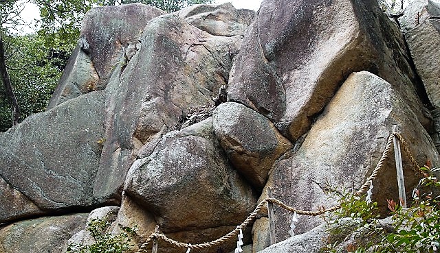 越木岩神社の甑岩